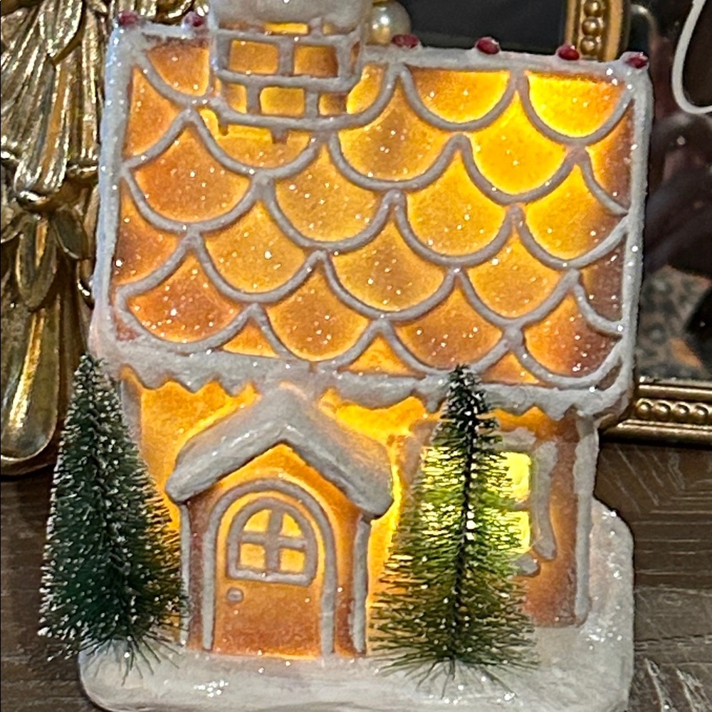 NEW! LIGHTED Christmas Holiday Gingerbread Cottage House - Picture 3 of 12